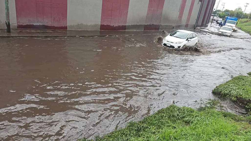 Encharcamiento colapsa la circulación en la Central de Abasto de CDMX tras intensas lluvias