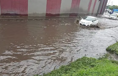 Encharcamiento colapsa la circulación en la Central de Abasto de CDMX tras intensas lluvias