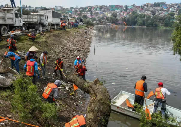 VIDEO | Basura tapa túnel en presa Los Cuartos de Naucalpan: retiran 700 toneladas y todavía falta