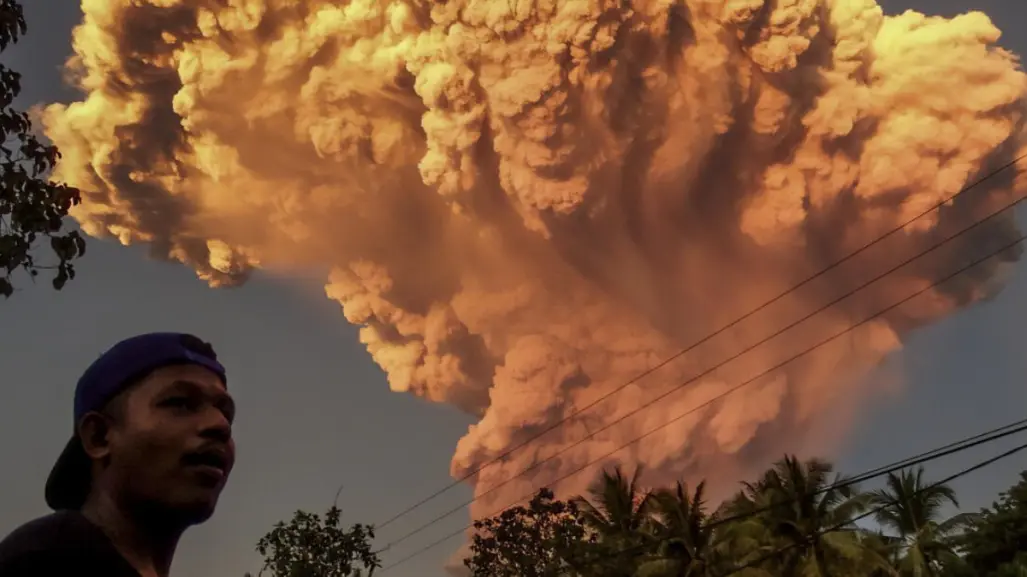 VIDEO l Captan explosión del monte Lewotobi Laki-Laki en Indonesia