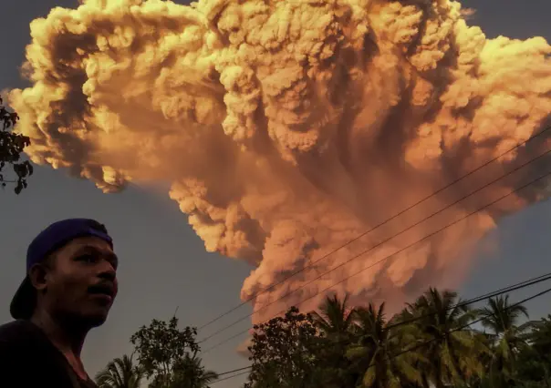 VIDEO l Captan explosión del monte Lewotobi Laki-Laki en Indonesia