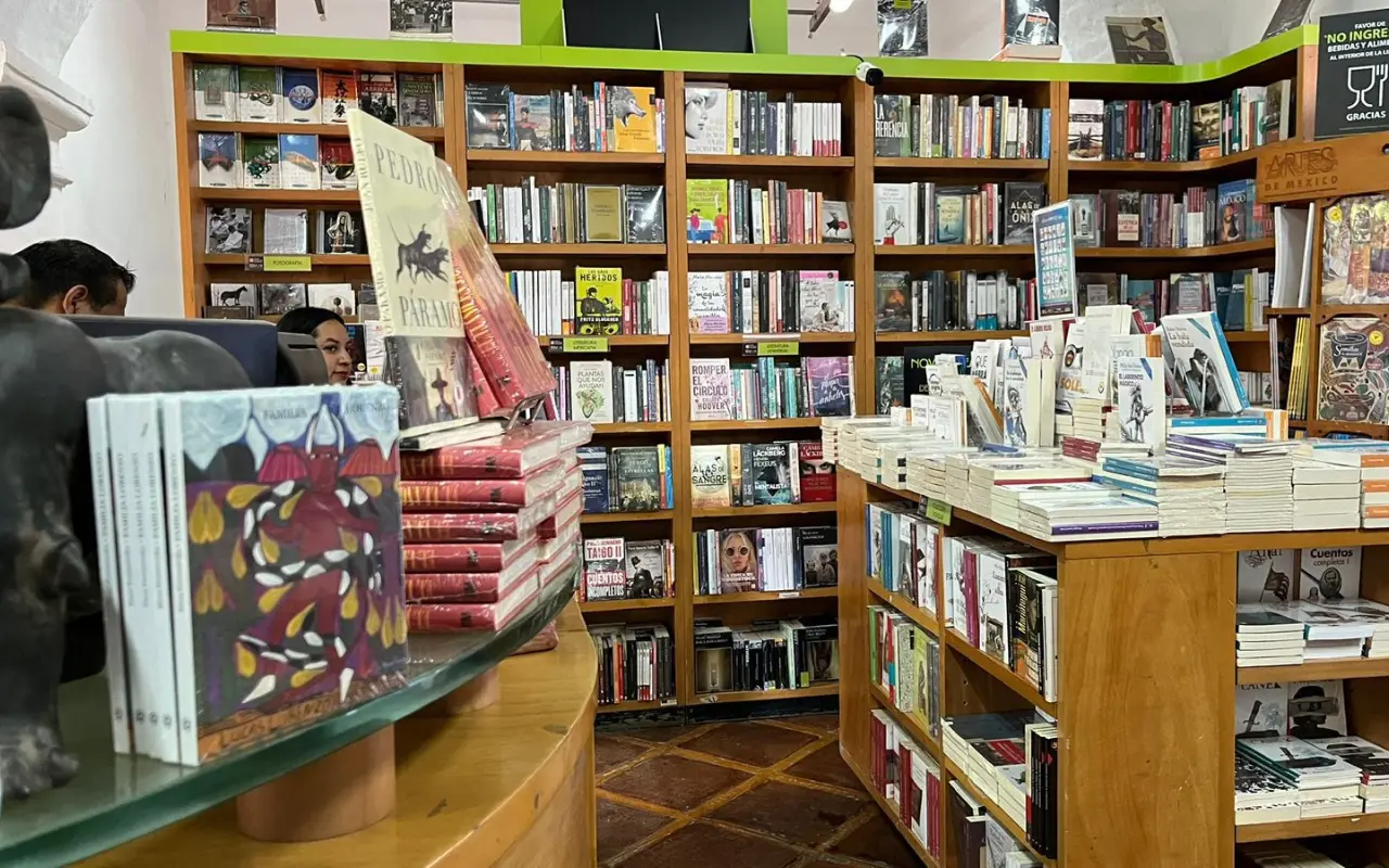 Interior de librería del Jardín Borda. Foto: David Monroy