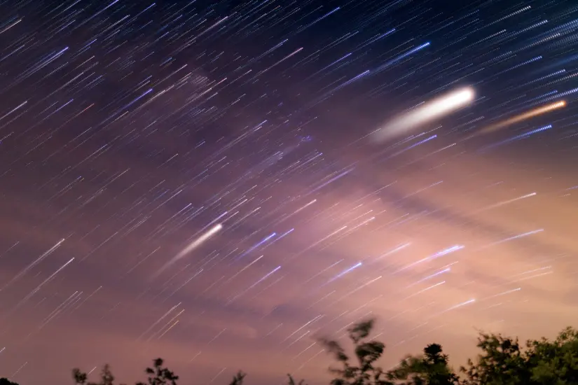 Durante la madrugada del 27 de junio, la Ciudad de México ofrecerá un espectáculo cósmico con la lluvia de meteoros Bootidas. Foto: Canva