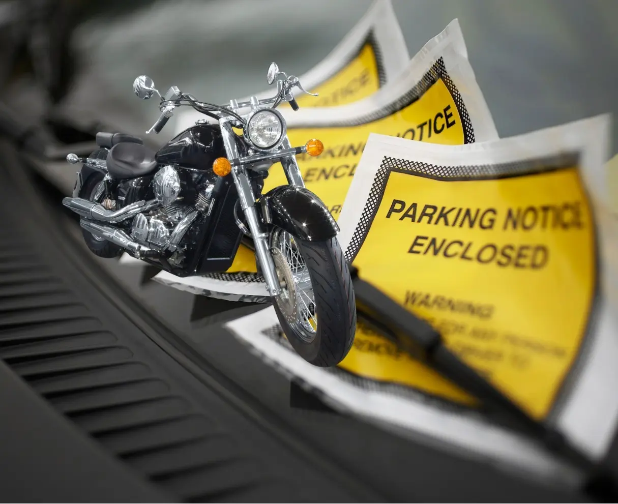 Las multas se aplican también si las láminas o placas vehiculares están mal colocadas o parcialmente ocultas. Foto: Canva.