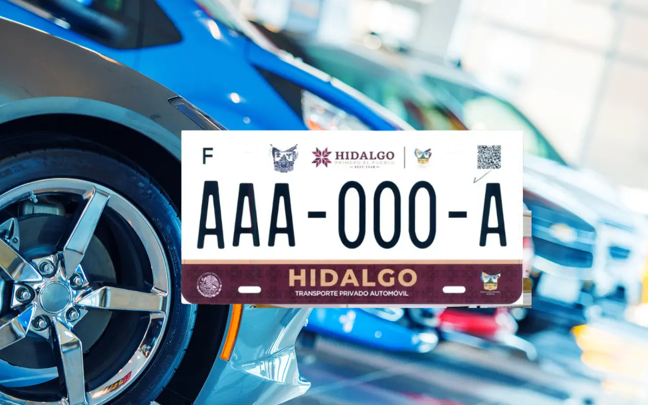 Placas de Hidalgo y vehículos estacionados. Foto: Gobierno de Hidalgo / Canva