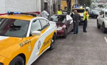 Policías de tránsito de CDMX ayudan a madre en labor de parto; bebé nace en auto camino al hospital