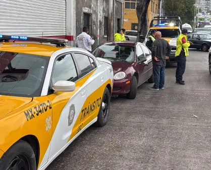 Policías de tránsito de CDMX ayudan a madre en labor de parto; bebé nace en auto camino al hospital