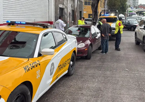 Policías de tránsito de CDMX ayudan a madre en labor de parto; bebé nace en auto camino al hospital