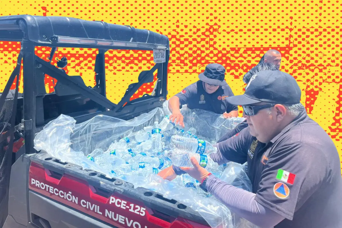 Con más de 2,000 botellas de agua Erik Cavazos y Javier Navarro de la mano de elementos de Protección Civil del Estado, lograron hidratar a cientos de neoloneses/Foto: Yarince Torres