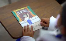 Conoce el libro que les enseña a los niños de Salinas Victoria a detectar situaciones de riesgo