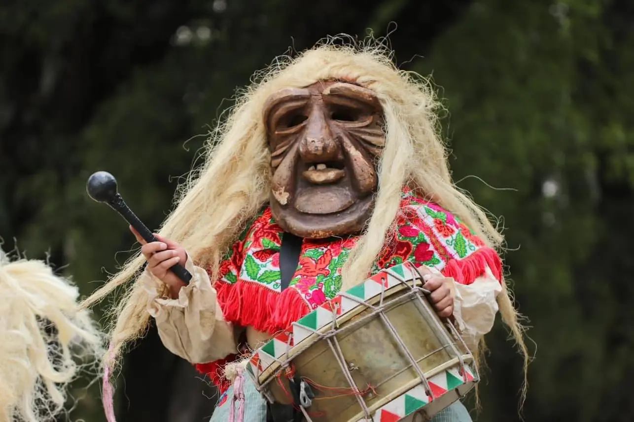La Danza de los Xitas en Temascalcingo es una tradición centenaria que combina máscaras artesanales y vestimenta típica. Imagen: GEM