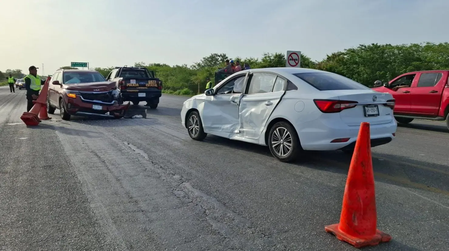 Dos maestros, sus hijos y una persona de la tercera edad resultaron lesionados en un accidente registrado la mañana de este miércoles en la carretera Mérida-Tetiz.- Fuente Clave 50 Noticias