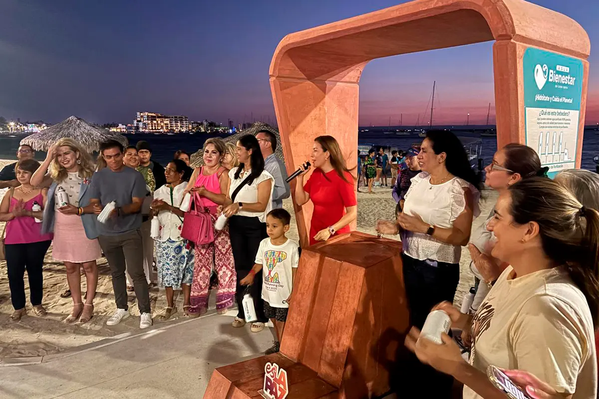 Inauguración del bebero de agua del bienestar en el Malecón de La Paz. Foto: Héctor Romero.