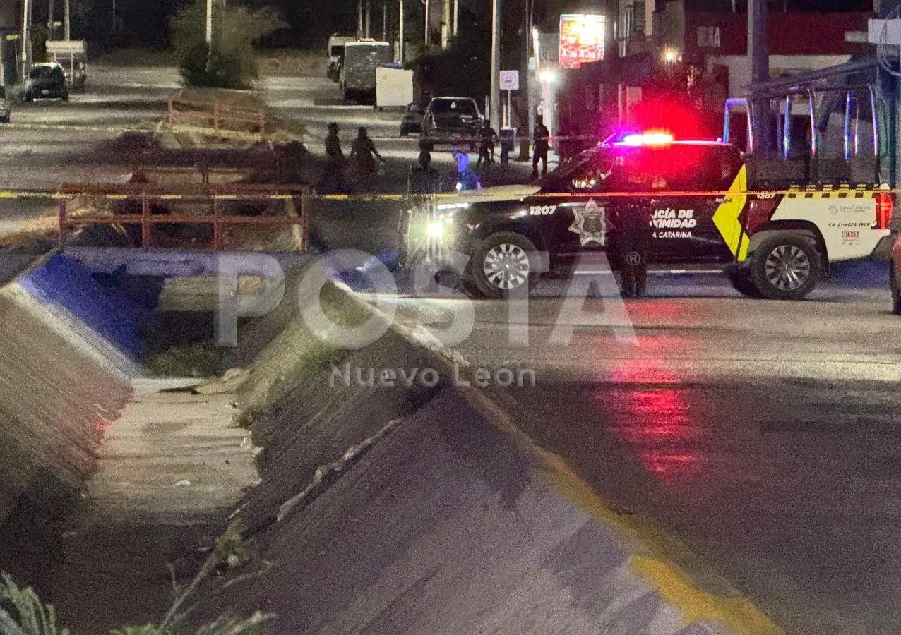 Elementos de la Policía de Santa Catarina en la zona donde ocurrió la riña que costó la vida de una persona. Foto: POSTA.