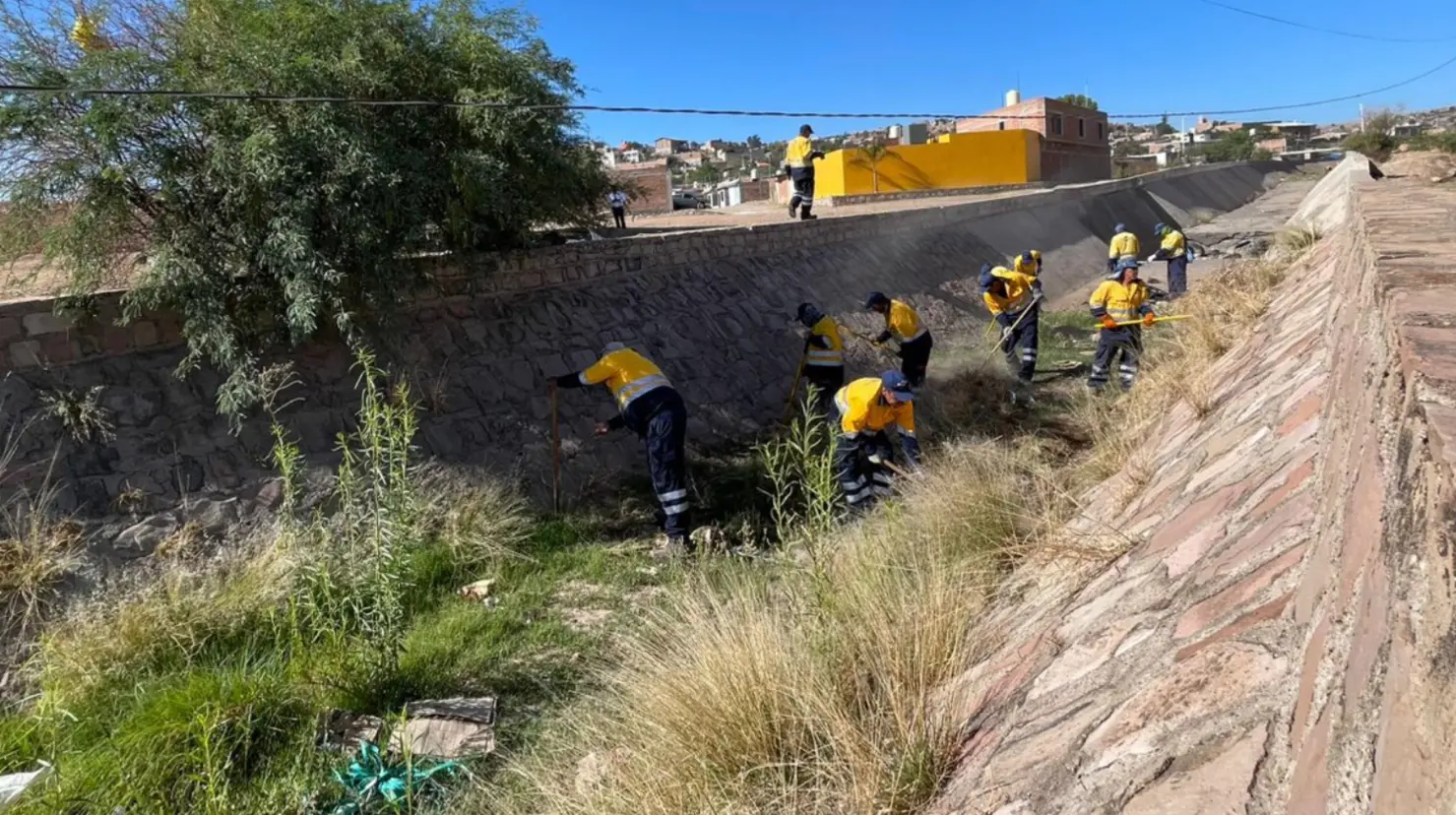 Foto: Jesús Carrillo | Inicia el programa de limpieza de basura en canales para evitar inundaciones.