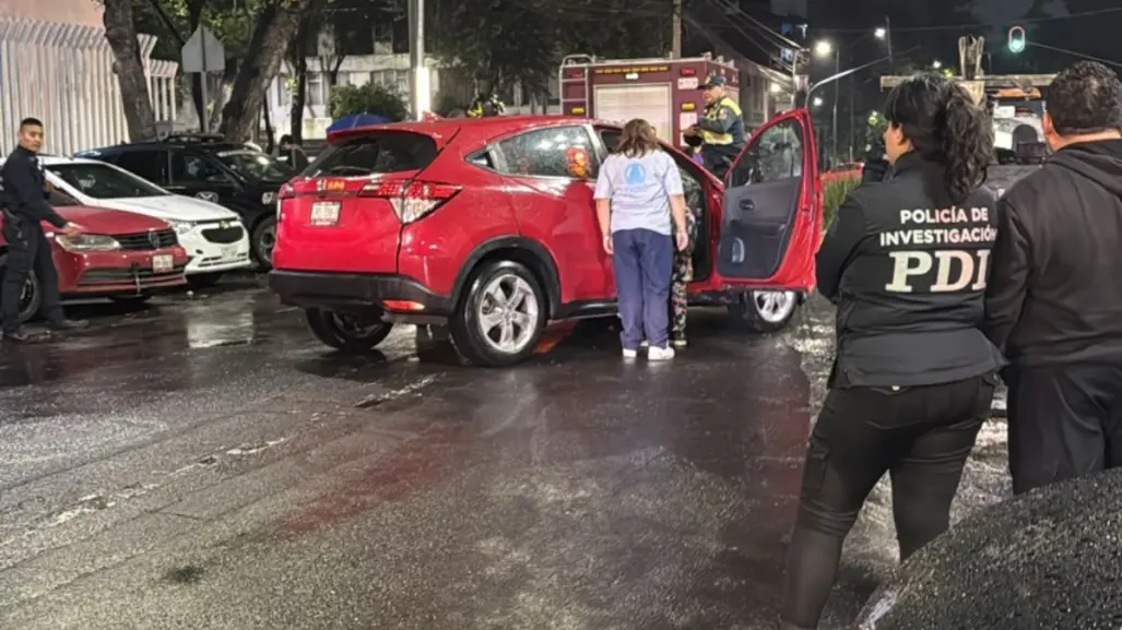 Vuelca camioneta tras chocar contra camellón en la colonia Doctores en CDMX