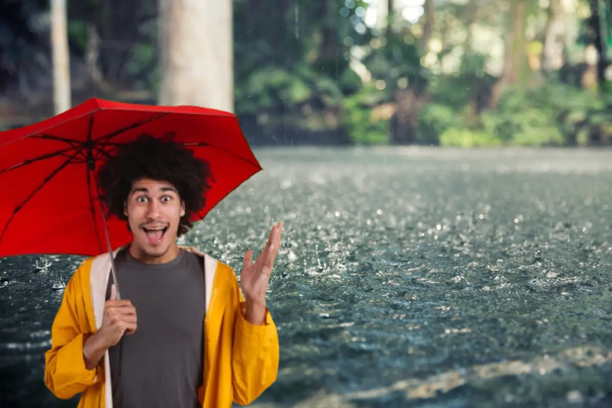 Chico con paraguas y lluvias. Foto: Canva y Freepik