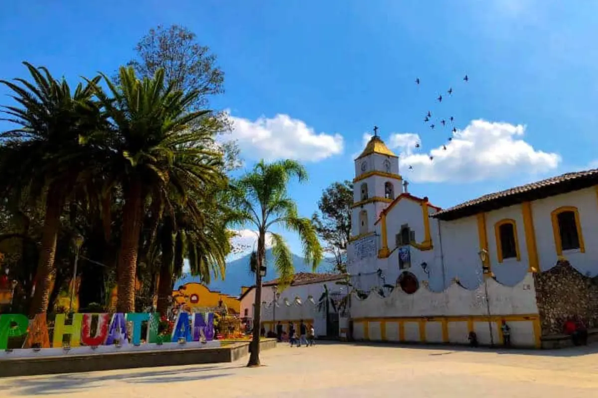 Pueblo mágico de Pahuatlán. Foto: @ Facebook Turismo-Pahuatlán | Canva