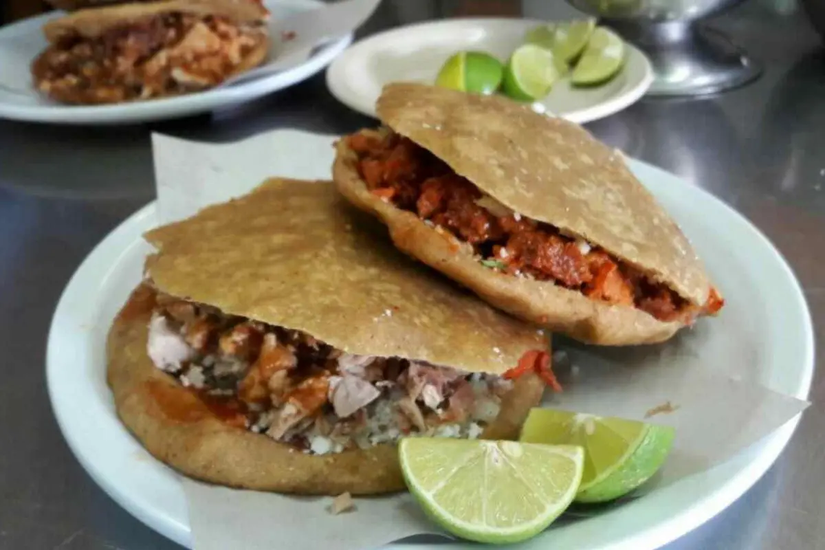 Gorditas de CDMX. Foto: @Facebook @taquieriahermanosluna | Canva