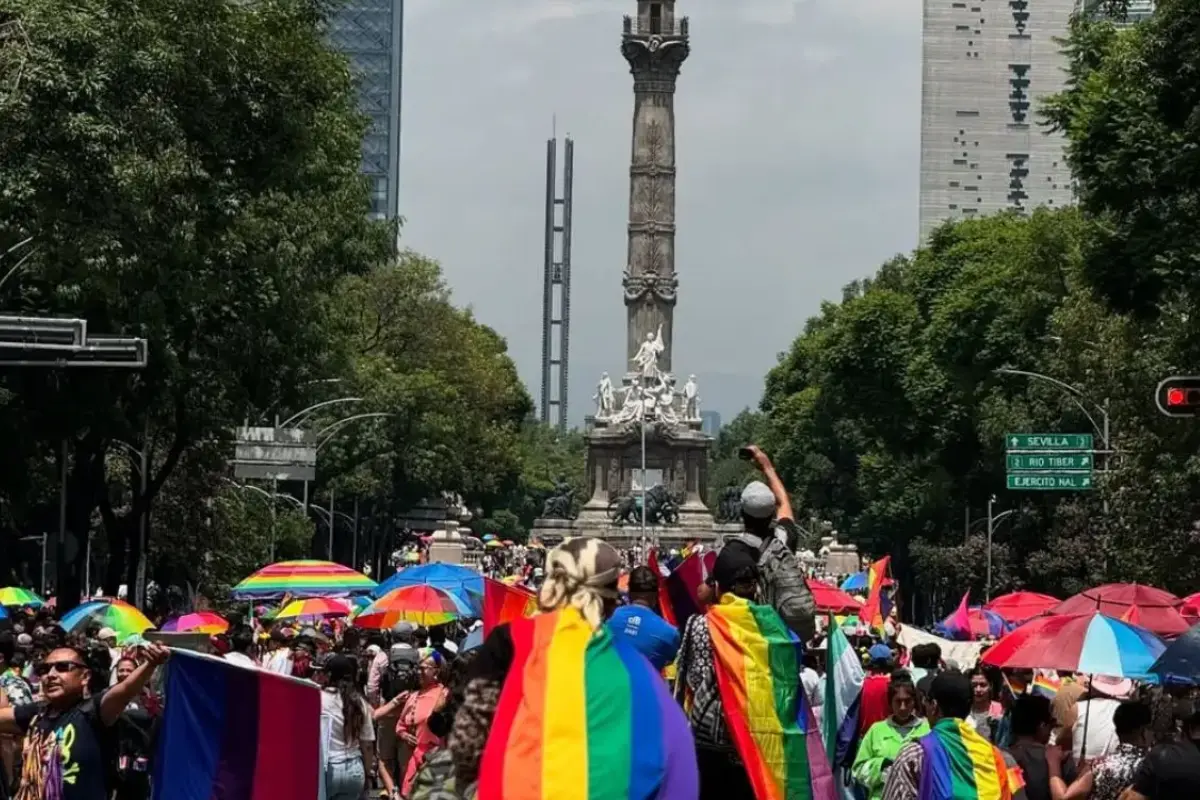 Marcha del orgullo LGBT en CDMX. Foto: almanaquerevista.com | Canva