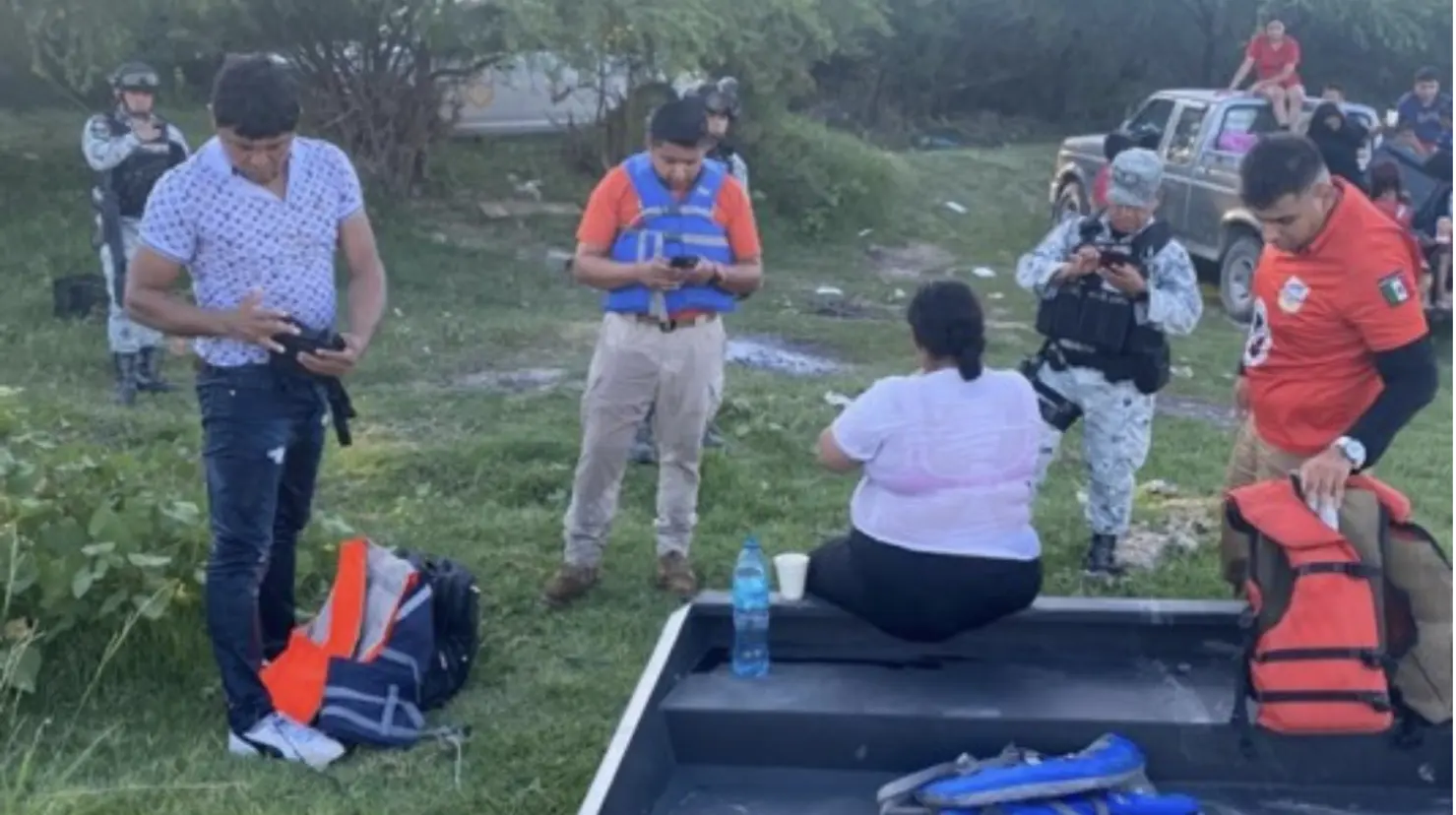 Rescatan a familia en Río Bravo. Foto de cortesía.