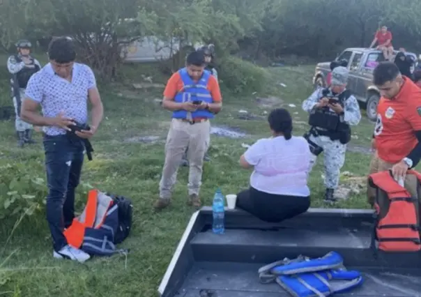 Rescatan a familia hondureña varada en el río Bravo
