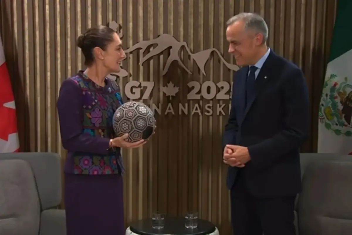 Claudia Sheinbaum entregándole balón a Mark Carney Foto: X(Twitter) @Claudiashein