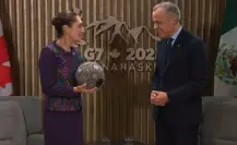Mundial 2026: Claudia Sheinbaum regala balón hecho por indígenas mexicanos a Mark Carney
