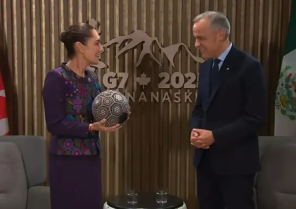 Mundial 2026: Claudia Sheinbaum regala balón hecho por indígenas mexicanos a Mark Carney
