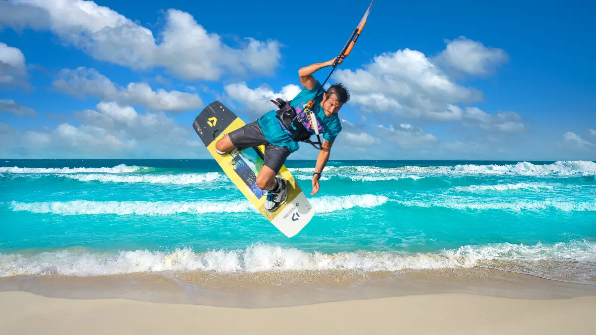 En las playas yucatecas se pueden hacer deportes acuáticos y en la arena Foto: Canva/Yucatán Turismo