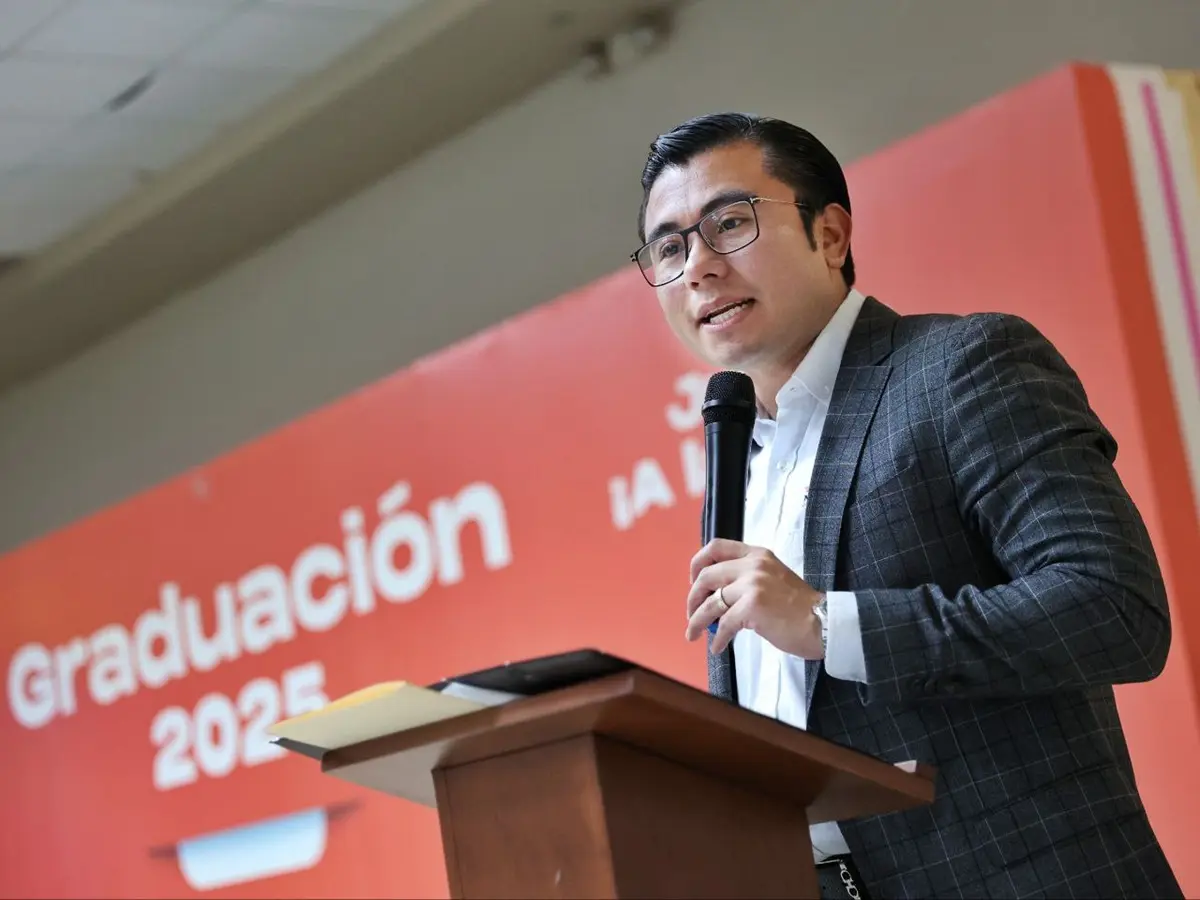 En la imagen el alcalde de Juárez, Félix Arratia, durante un evento de graduación. Foto: Facebook Félix Arratia