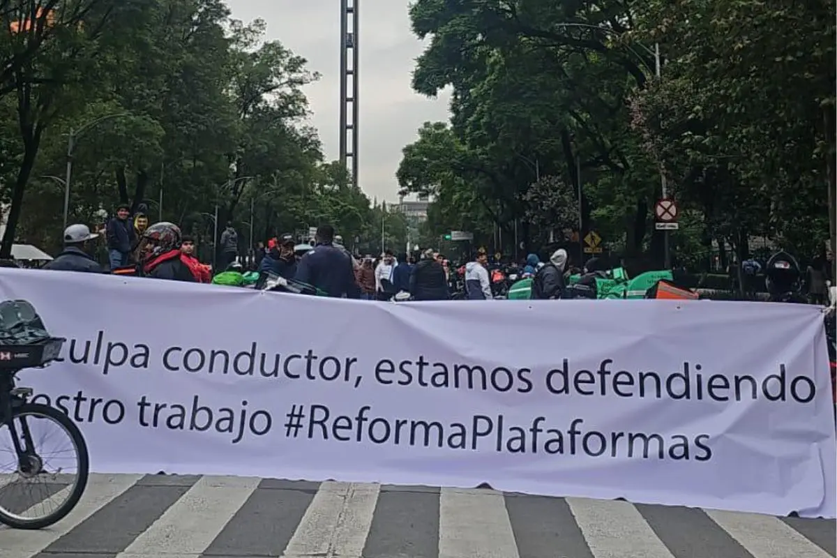 Bloqueo en Paseo de la Reforma por parte de trabajadores de plataformas digitales. Foto: Ramón Ramírez