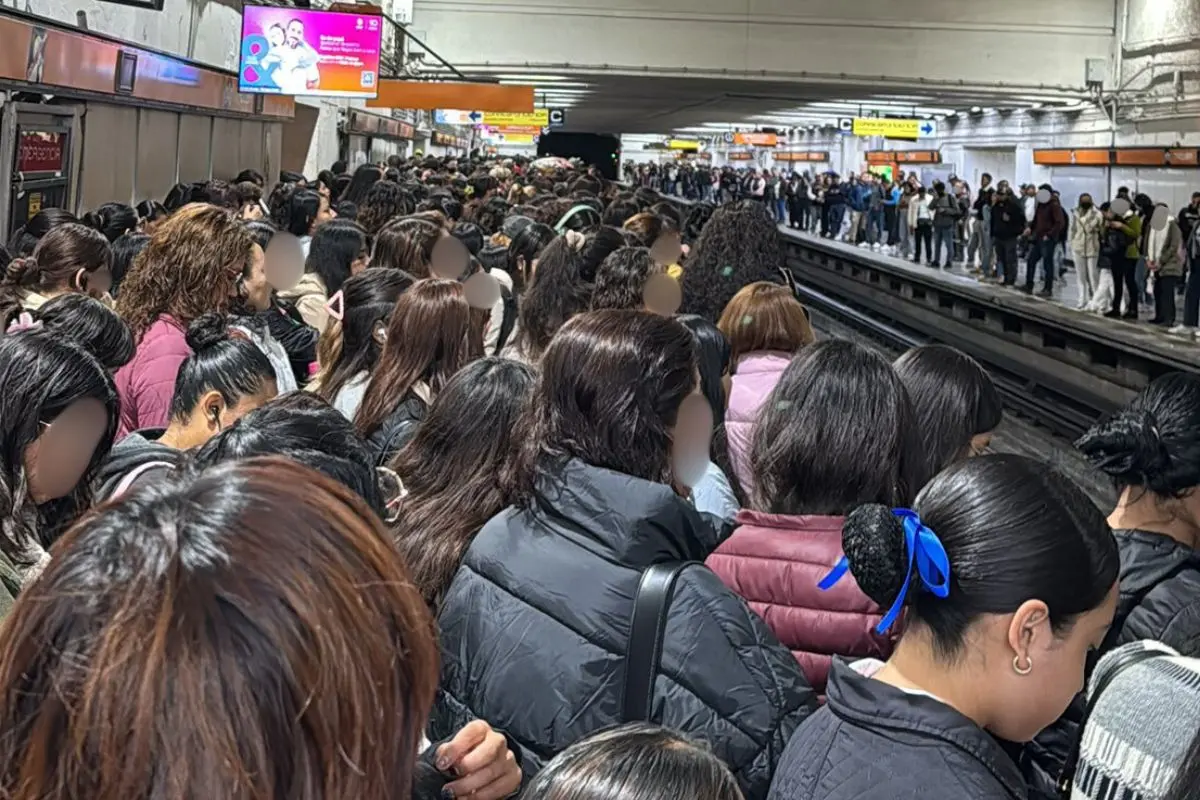 Alta afluencia de personas en estación de la línea 7. Foto: X (@JesybetMontoya)