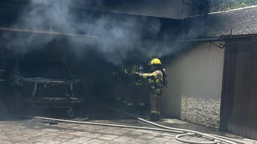 Se incendia auto al interior de una cochera en San Pedro