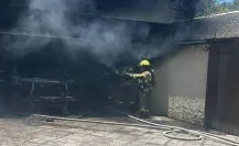 Se incendia auto al interior de una cochera en San Pedro