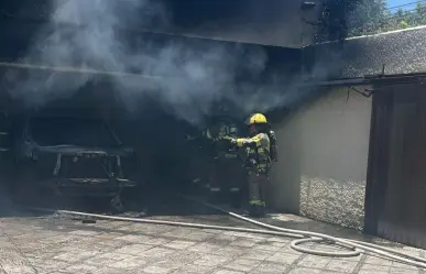 Se incendia auto al interior de una cochera en San Pedro