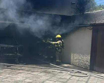 Se incendia auto al interior de una cochera en San Pedro