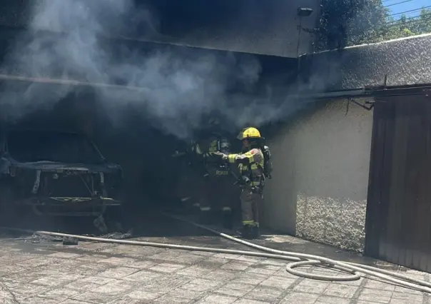 Se incendia auto al interior de una cochera en San Pedro
