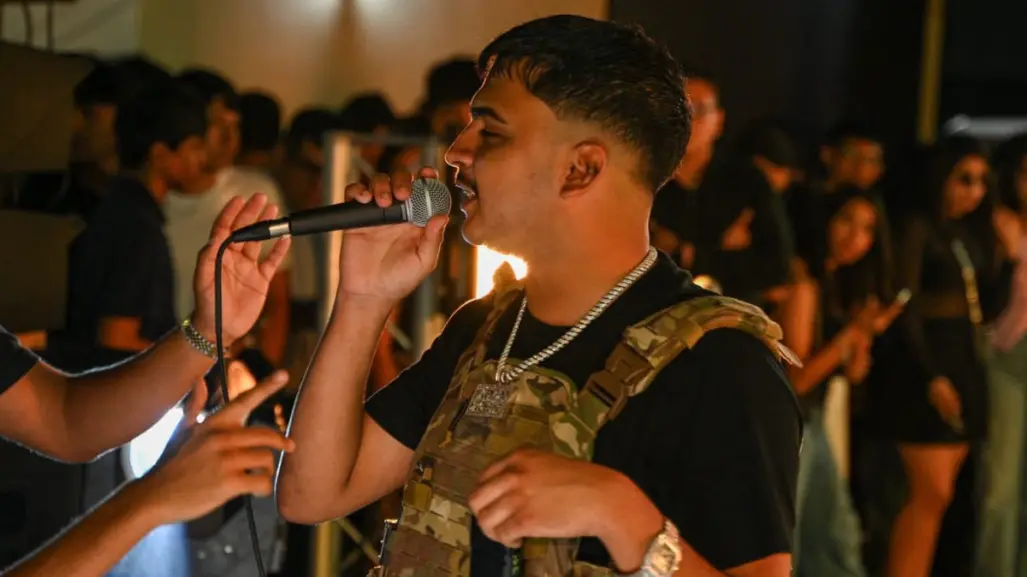 Cantante de cumbias bélicas apadrina generación de primaria en Tamaulipas