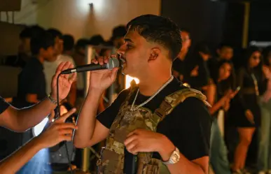 Cantante de cumbias bélicas apadrina generación de primaria en Tamaulipas