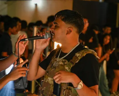 Cantante de cumbias bélicas apadrina generación de primaria en Tamaulipas