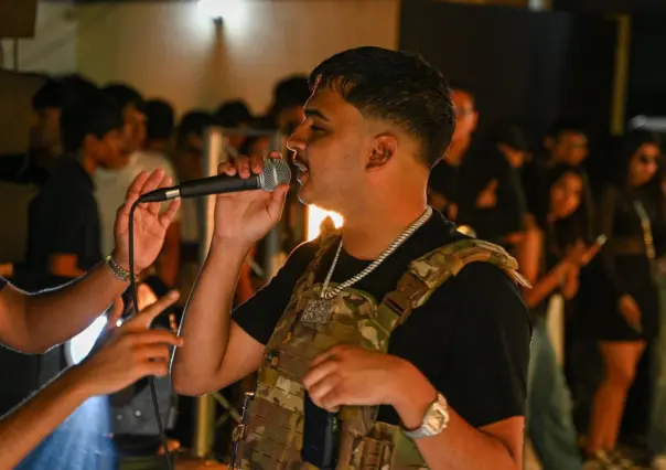 Cantante de cumbias bélicas apadrina generación de primaria en Tamaulipas