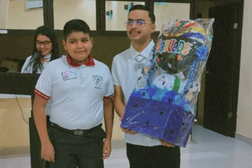 Yahir Saldívar, intérprete de cumbias bélicas, apadrinó a una generación de alumnos de una primaria de Matamoros. Foto: Victoria Jiménez