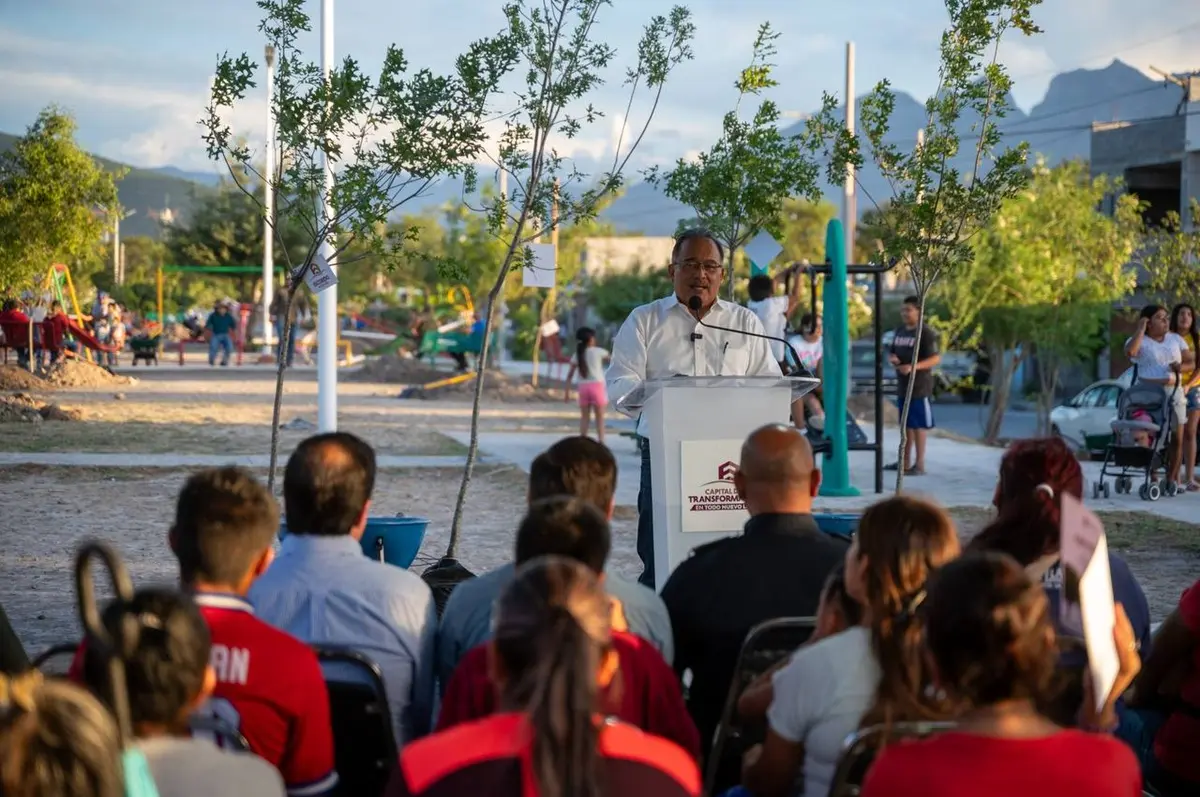 El alcalde de Escobedo, Andrés Mijes, habla con los vecinos de la colonia San Miguel Residencial donde fueron plantados 70 árboles como parte del programa Pulmones Comunitarios. Foto: Gobierno de Escobedo