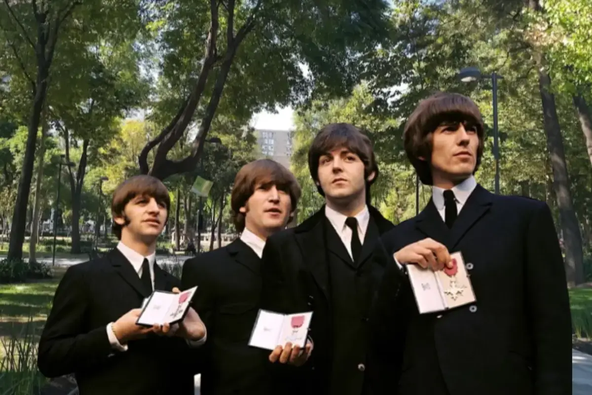 Alameda Central en CDMX y The Beatles. Foto: Google Maps y www.independentespanol | Canva
