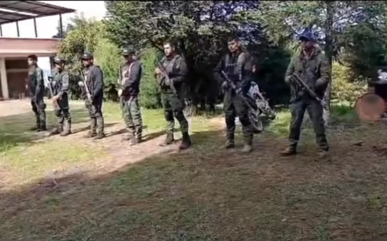 Personas siendo entrenadas en supuesto campo de adiestramiento de Uruapan. Captura de pantalla: Facebook (Carlos Manzo)