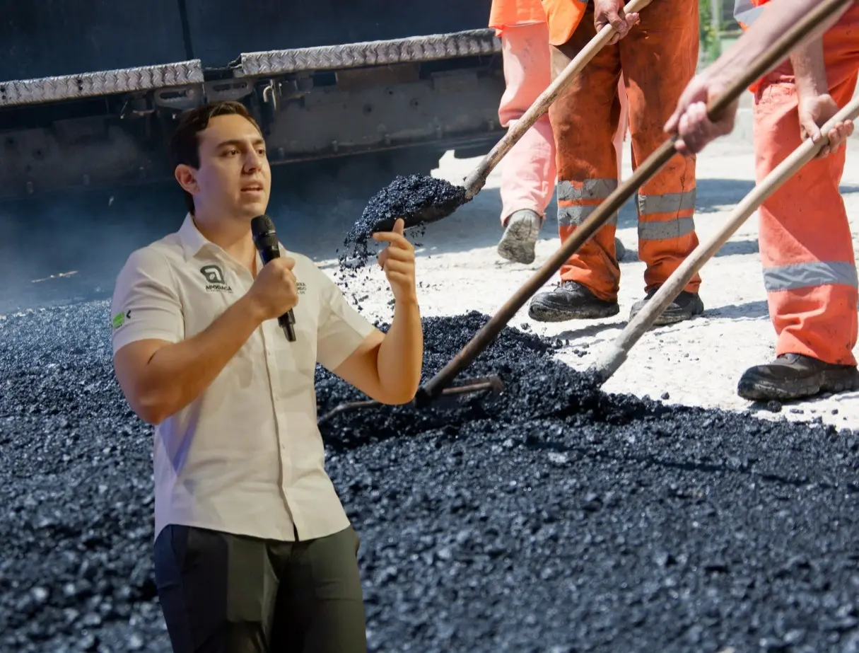 La pavimentación mejora el tránsito diario, reduce el polvo, evita encharcamiento y eleva la plusvalía de sus viviendas. Foto: Canva/César Garza Arredondo.