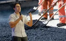 César Garza Arredondo supervisa de madrugada obras de pavimentación en Apodaca