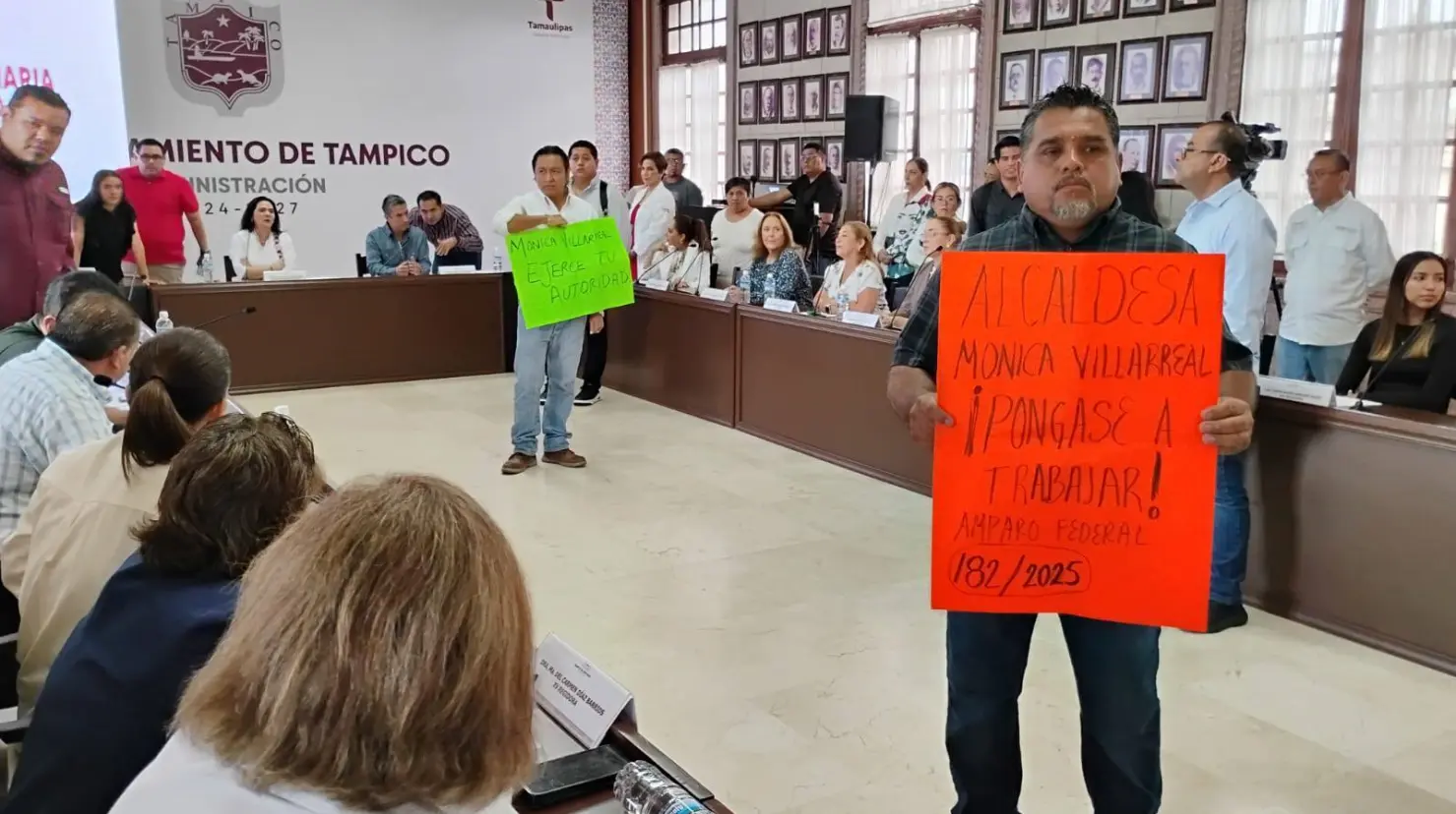 Colonos de Tampico irrumpen sesión de cabildo para manifestarse por incumplimiento en obra de CFE