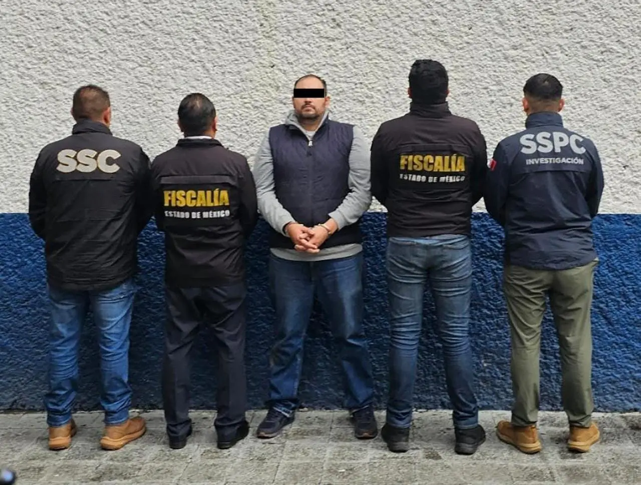 Detenido acusado de robo en Azcapotzalco junto a elementos de la SSC de DMX. Foto: SSC